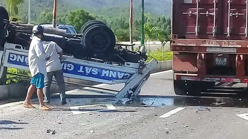 Xe ô tô CSGT bị xe đầu kéo tông văng lên dải phân cách 