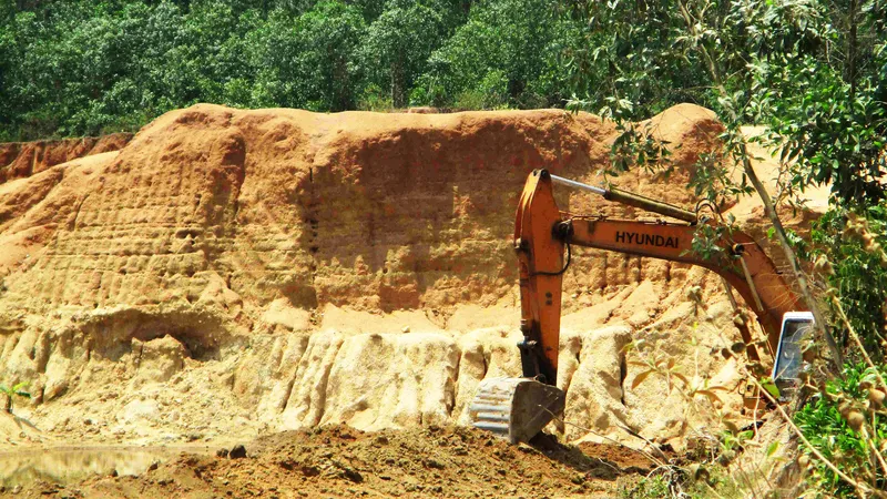 Doanh nghiệp “băm” núi Hòn Ách: Xem xét kỷ luật Chủ tịch và địa chính xã 