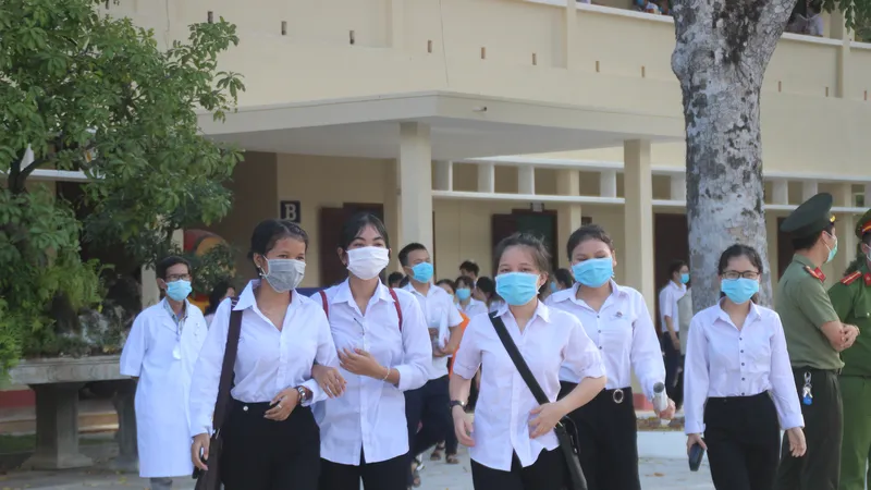 Nắng nóng kèm dịch Covid-19 gây nhiều khó khăn cho các thí sinh miền Trung dự kỳ thi tốt nghiệp THPT