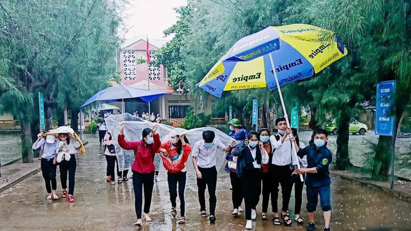 Thí sinh miền Trung thi tốt nghiệp THPT “về đích” an toàn 
