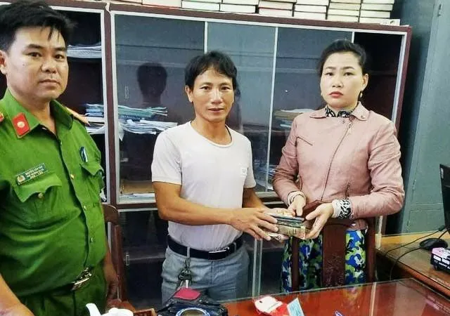 Đại diện Công an xã Nhơn Khánh cùng anh Cường (áo trắng) trả lại tài sản cho chị Min