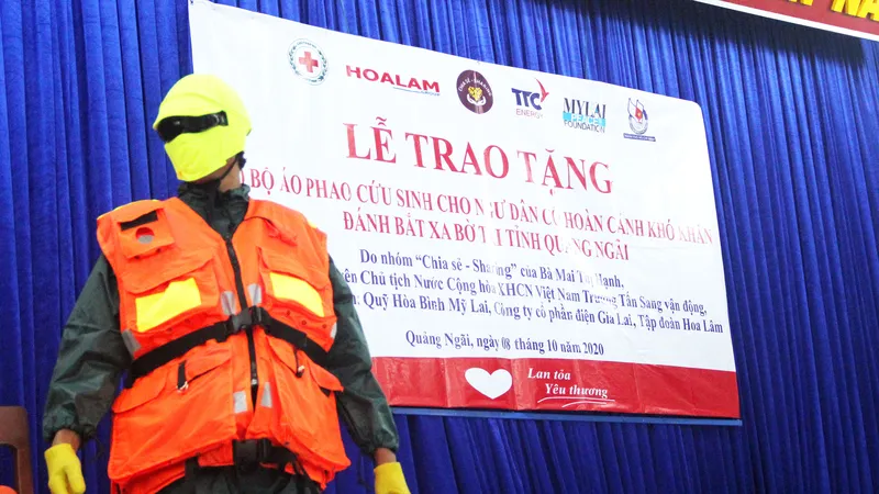 Trao 500 áo phao cho ngư dân nghèo Quảng Ngãi