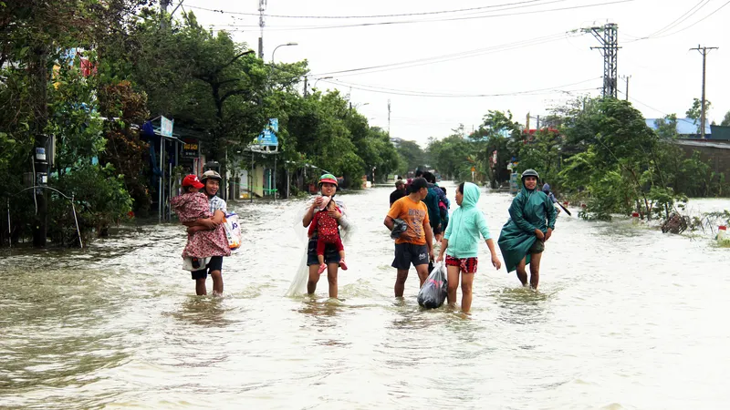 Người dân cố đô Huế lại bì bõm lội lụt sau 2 ngày mưa tầm tã