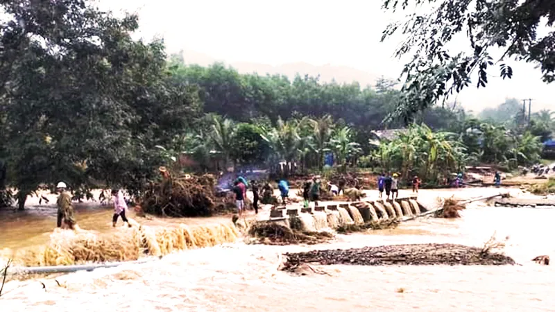Say xỉn, người đàn ông phóng xe máy vào dòng nước lũ mất tích