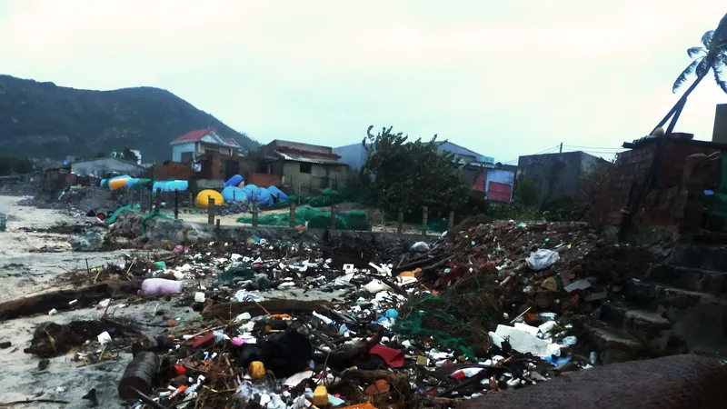 Bão số 12 chưa vào, vùng ven biển mưa gió đã gào rú