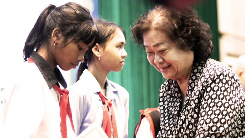 Trao học bổng Vừ A Dính cho học sinh nghèo vượt khó học giỏi