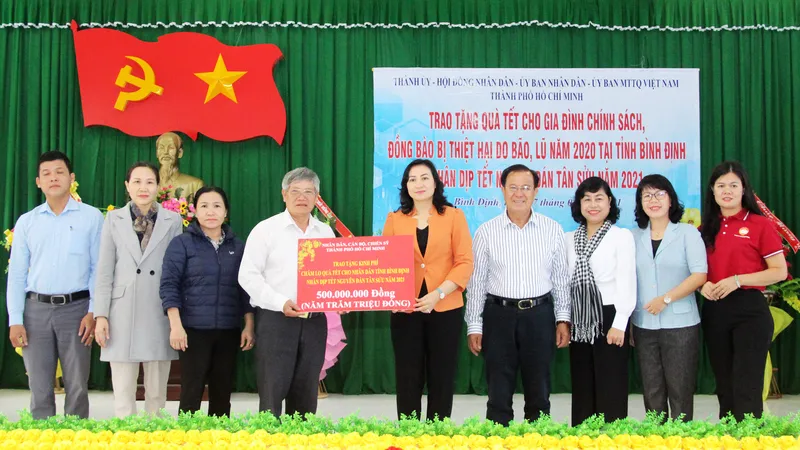 TPHCM tặng quà tết người dân Bình Định