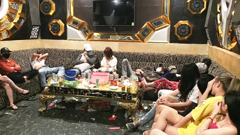 Bắt quả tang 25 nam nữ phê ma túy trong quán karaoke
