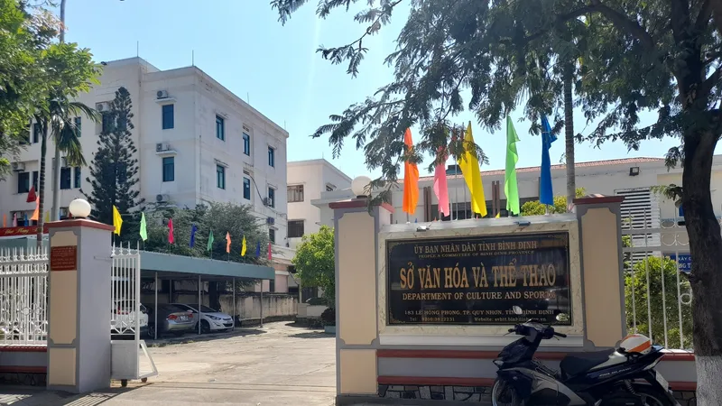 Buộc thôi việc cán bộ kêu người đến đe dọa giám đốc sở