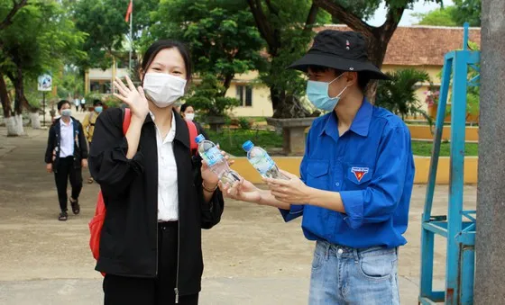 Sĩ tử vùng dịch miền Trung vững tâm với môn thi đầu tiên 