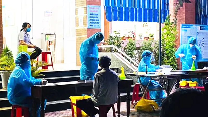 Chi 10 triệu đồng thuê xe cứu thương từ vùng dịch để về quê