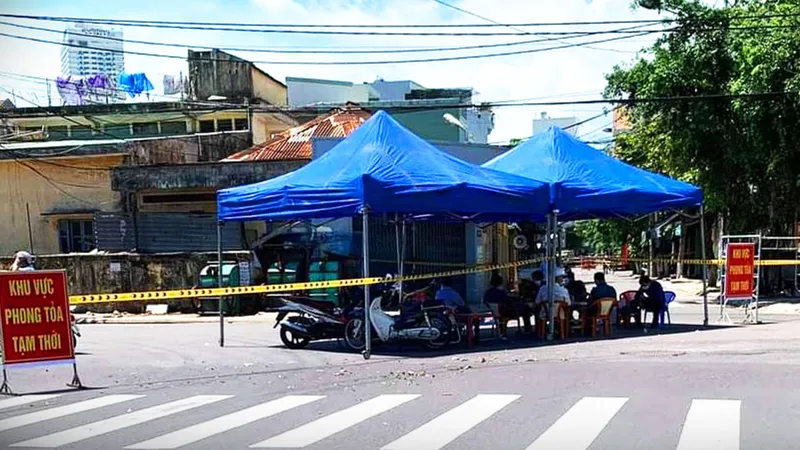 Lực lượng chức năng phong tỏa tạm thời khu vực xảy ra ổ dịch phường Hải Cảng