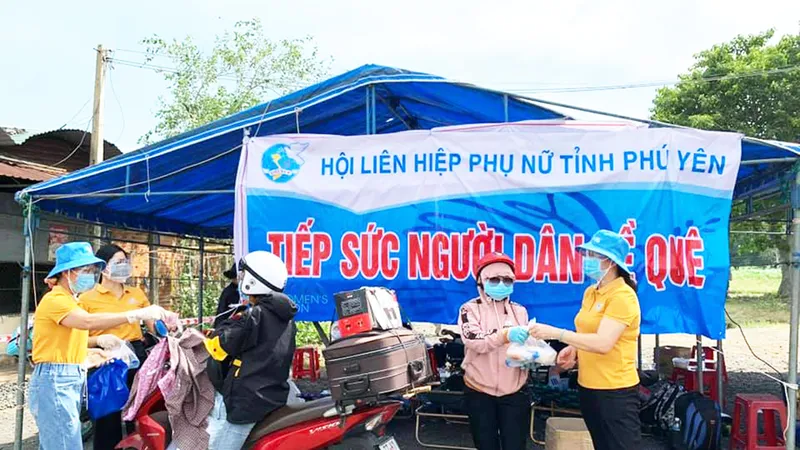 Phú Yên, Bình Định nấu cơm “tiếp sức” người dân đi xe máy về quê 