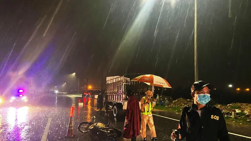 Đi buôn giữa đêm mưa lớn, hai ông bà cụ chết thảm 