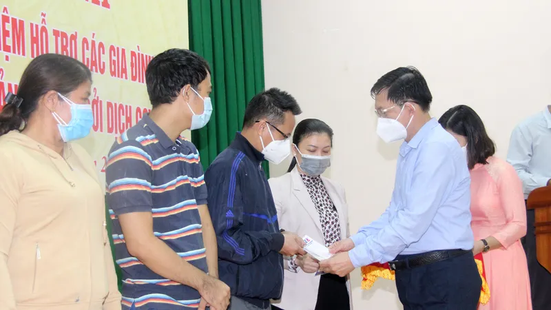  Bình Định trao 14 sổ tiết kiệm cho con em của người dân tử vong do Covid-19