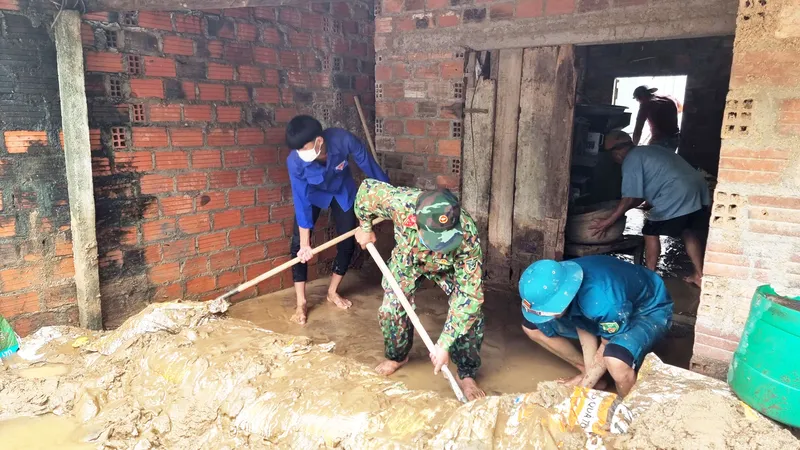 Người dân vùng sạt lở núi Cấm khắc phục hậu quả