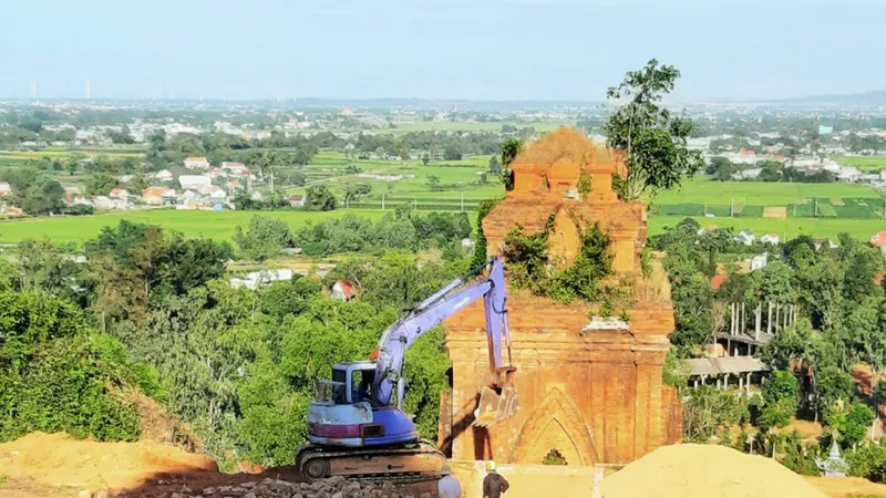 Vụ mang máy đào di tích tháp Chăm: Giám đốc sở “truy tìm” cán bộ cung cấp thông tin cho báo chí