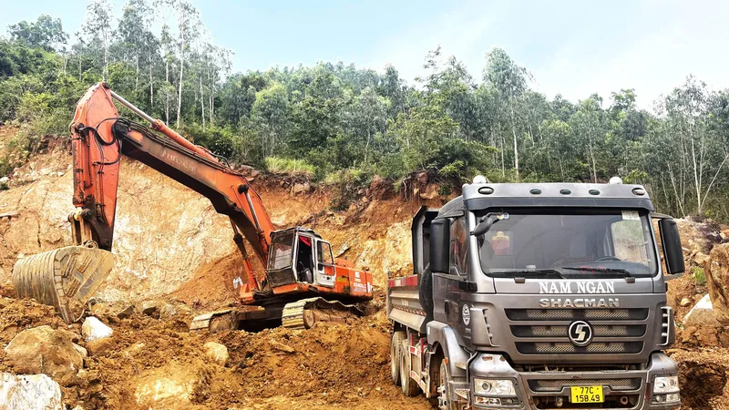 Bình Định: Xử lý nghiêm vụ trộm đất ở khu mỏ hết hạn khai thác