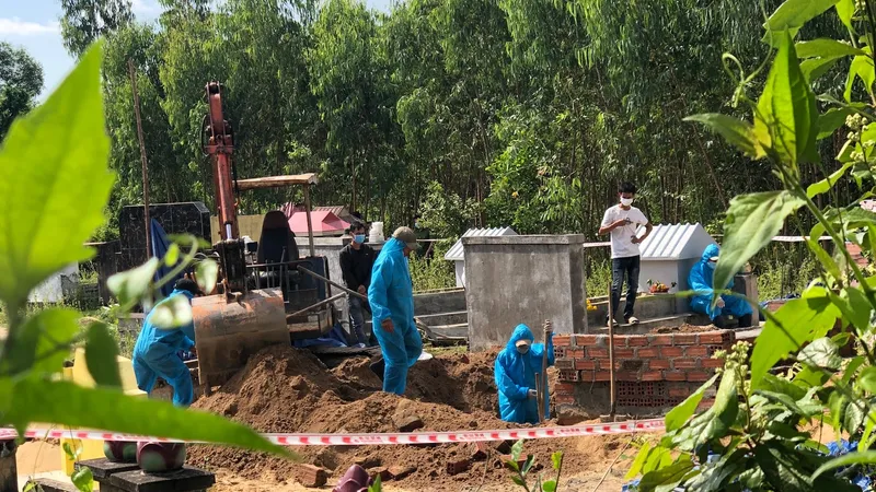Khai quật mộ người đàn ông 54 tuổi nghi do con trai sát hại