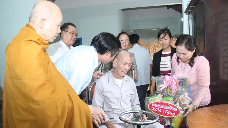 Chủ tịch HĐND TPHCM trao quà cho gia đình cách mạng tại Bình Định