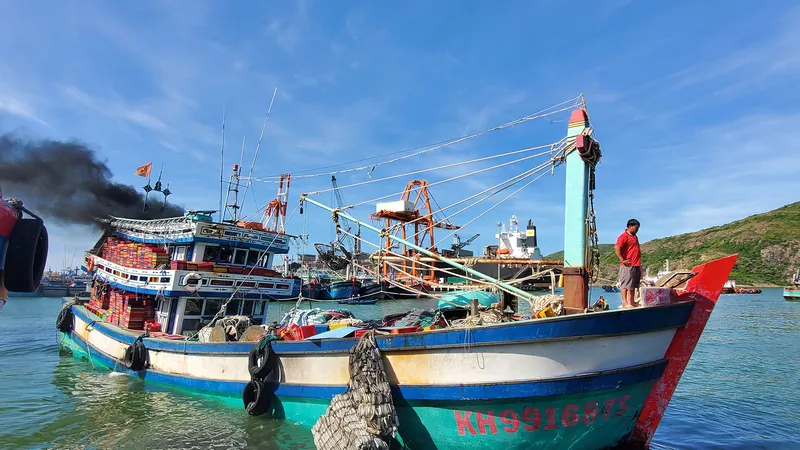 Ngư dân tố bị chèn ép, “chặt chém” giá dầu