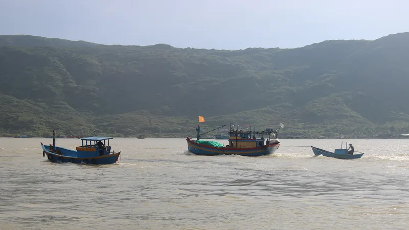 Ngư dân ùn ùn về cảng cá “chạy bão”