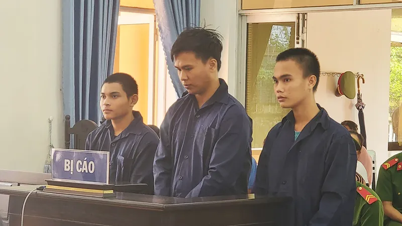 Ném “bom xăng” dọa giết cả nhà vợ cũ: 3 bị cáo lãnh án 6 năm tù