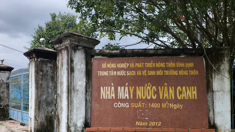 Cỏ dại bủa vây nhà máy nước hơn 7 tỷ 