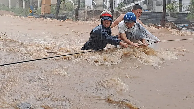  Bình Định: Mưa lớn khiến TP Quy Nhơn ngập nặng 