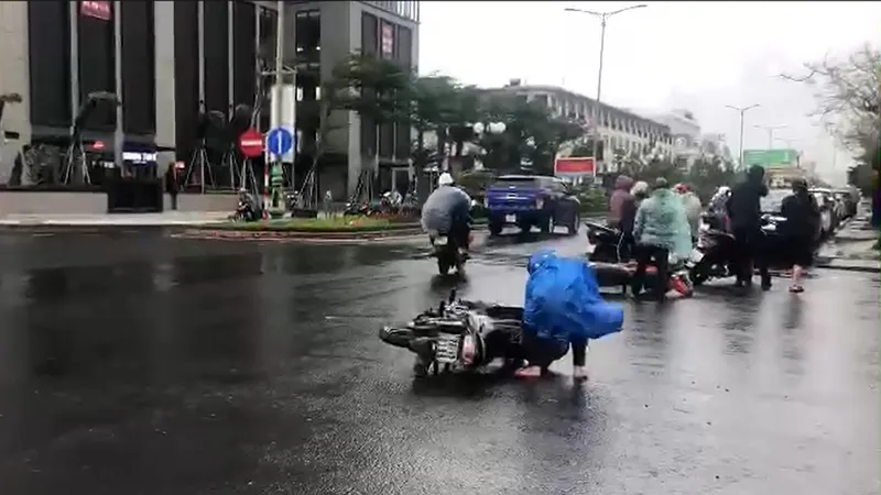 Phú Yên - Bình Định: Gió lốc càn quét, nhiều chuyến bay gián đoạn
