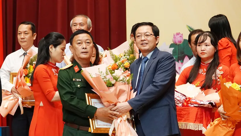Trao bằng khen của Thủ tướng cho các tập thể, cá nhân chống dịch tiêu biểu