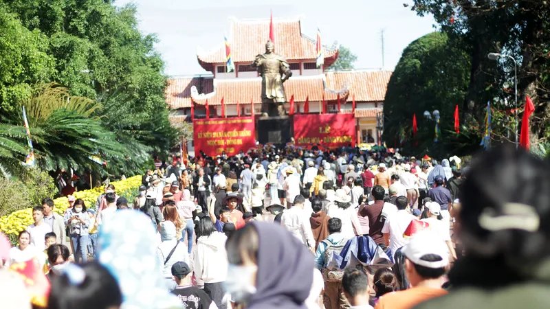 Dòng người đông nghẹt đến tham quan Bảo tàng vua Quang Trung - Nguyễn Huệ dịp đầu xuân