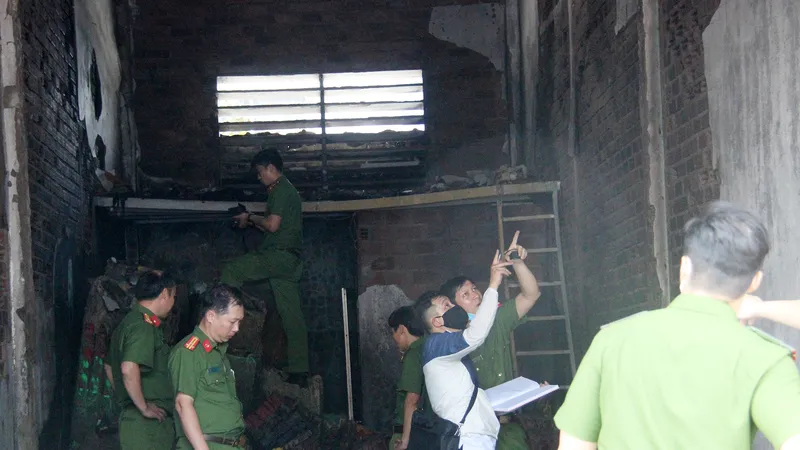 Cháy ki ốt trong cảng cá, 1 người chết, 1 người nguy kịch