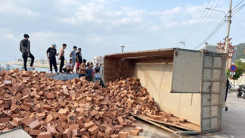 Lật xe tải chở gạch, 1 người tử vong, 3 phụ nữ nhập viện cấp cứu
