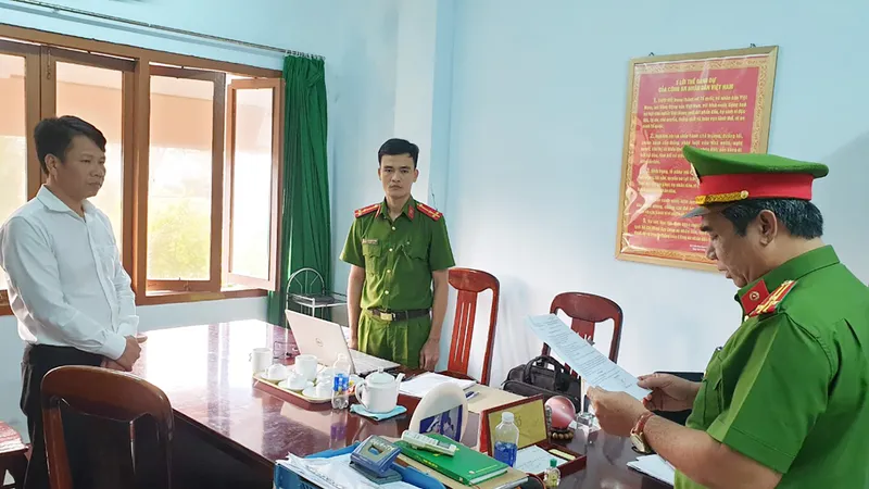 Phú Yên: Bắt 4 đối tượng "thu phí" để bỏ lỗi cho hàng loạt xe đăng kiểm