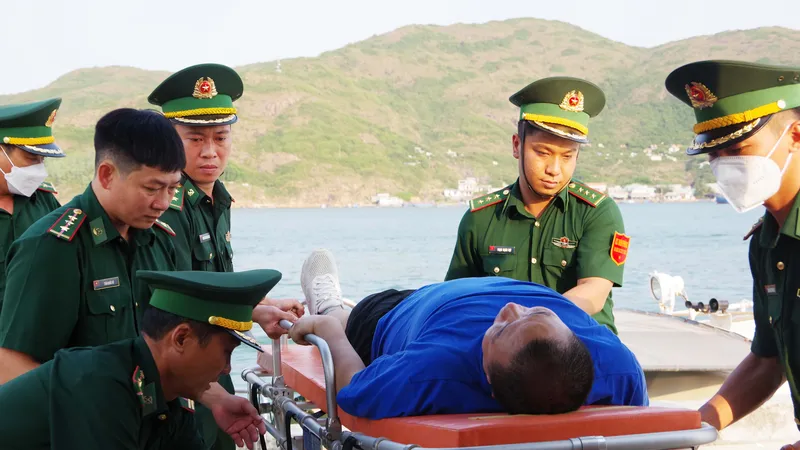 Cấp cứu thuyền viên Trung Quốc bị nạn trên tàu vận tải biển