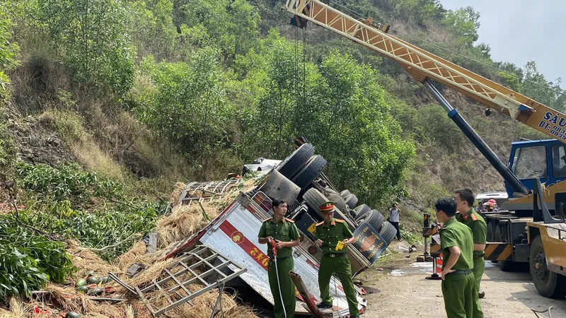 Xe tải chở dưa hấu lật, 9 người thương vong: Nỗ lực cấp cứu 2 nạn nhân bị thương nặng