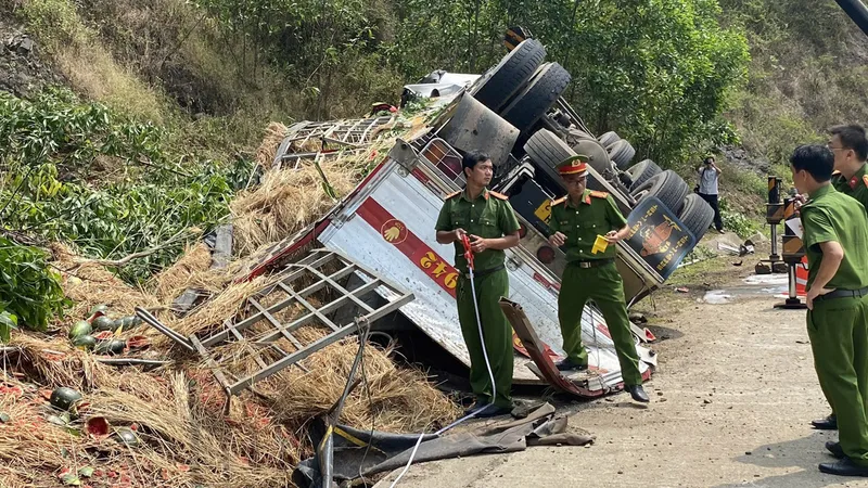 Vụ lật xe chở dưa hấu, 9 người thương vong: Không tìm được "cửa thoát", tài xế chọn lao vào vách núi