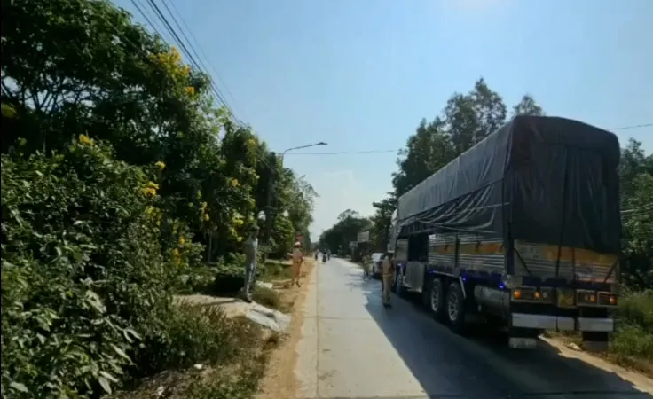 Phát hiện 7 người thợ bốc dưa hấu mắc võng nằm trong thùng xe tải