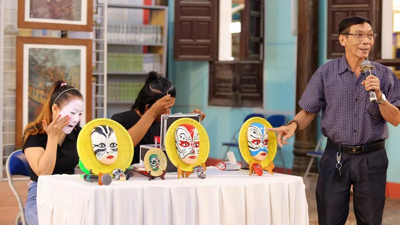 Hàng trăm mặt nạ tuồng triển lãm tại ngày hội sách Quy Nhơn