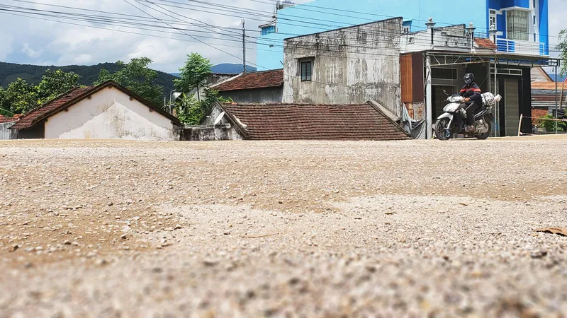 Những căn nhà thành "hầm" bên Quốc lộ 19