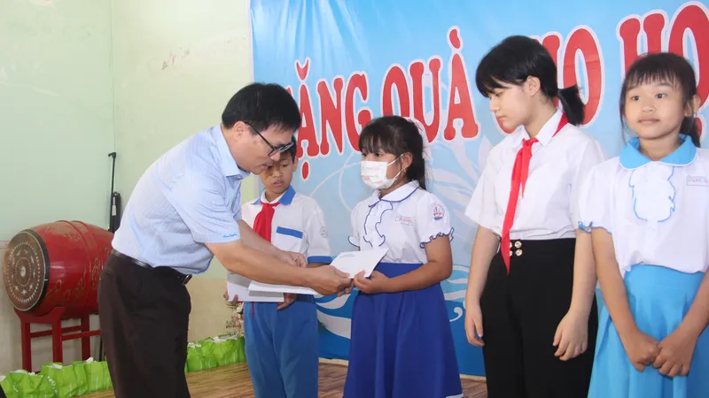 Trao 150 suất quà cho học sinh vượt khó học giỏi tại Bình Định