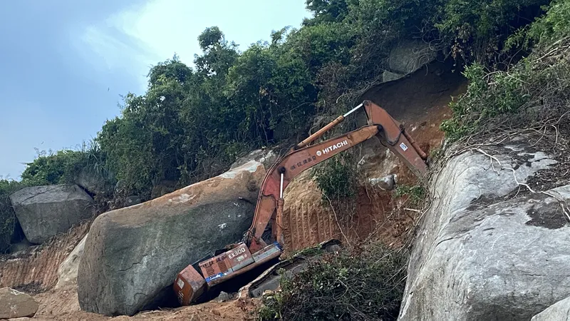Một công nhân bị đá núi đè tử vong khi thi công cao tốc Bắc - Nam