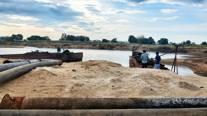 Lùm xùm xử lý mỏ cát trên sông Đà Rằng (Phú Yên)