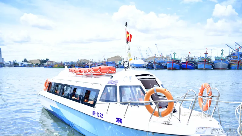 Bình Định: Hỗ trợ 1 ca nô đưa đón miễn phí người dân đảo Nhơn Châu