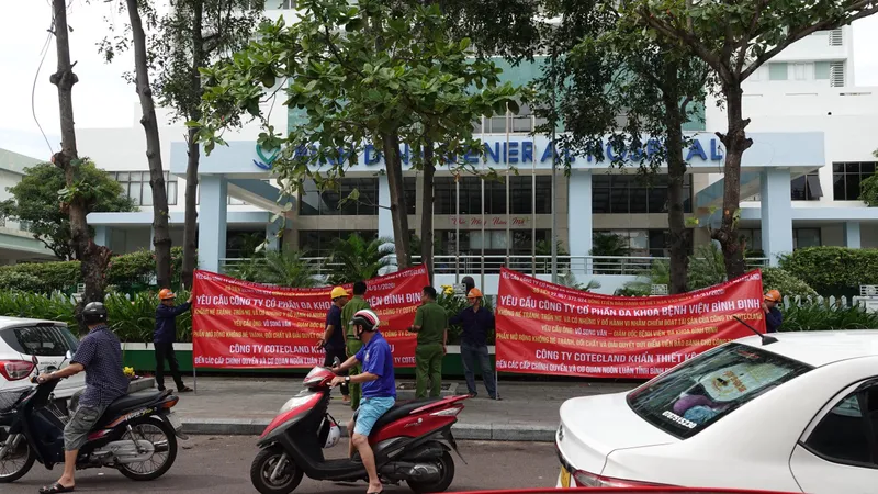 Nhóm người tụ tập trước Bệnh viện Bình Định để đòi nợ