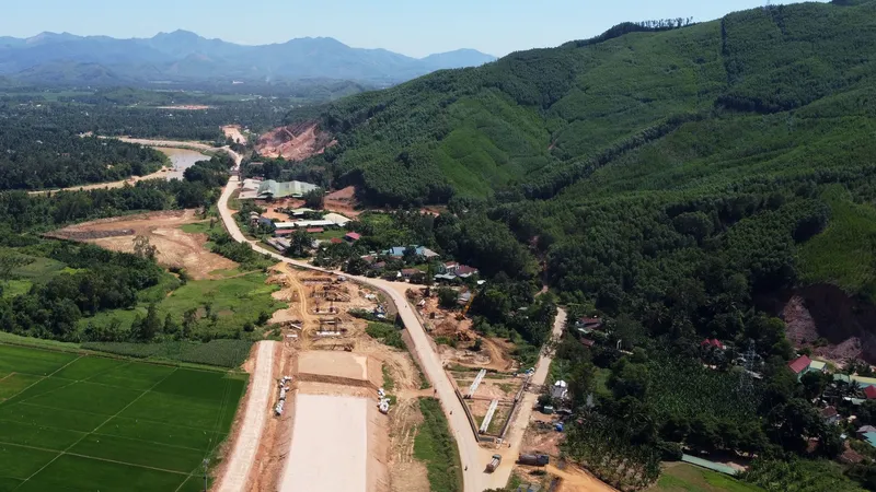 Thi công cao tốc ở Bình Định, 2 công nhân bị vùi dưới rãnh kênh tử vong