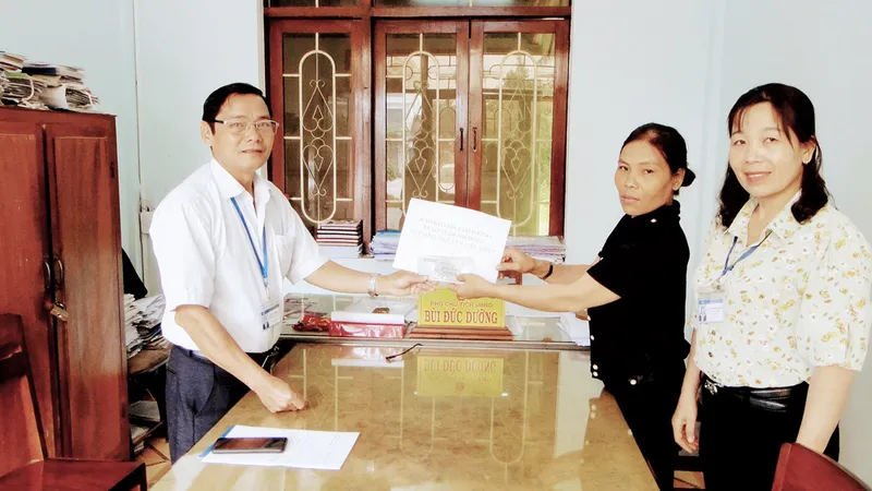 Trao 13 triệu đồng của bạn đọc giúp lão ngư gặp nạn ở Bình Định