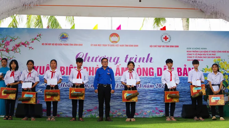 Bộ đội Biên phòng Bình Định nhận nuôi, cấp học bổng 68 lượt học sinh