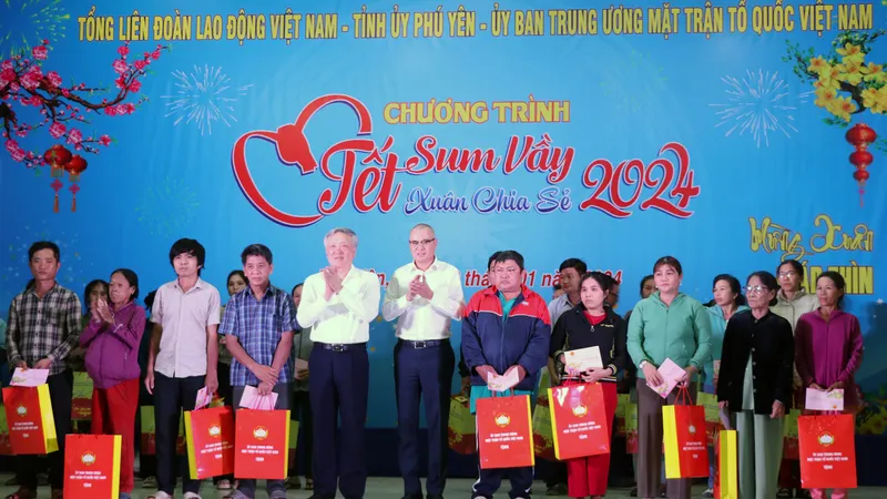 Đồng chí Nguyễn Hòa Bình tặng quà tết tại Phú Yên